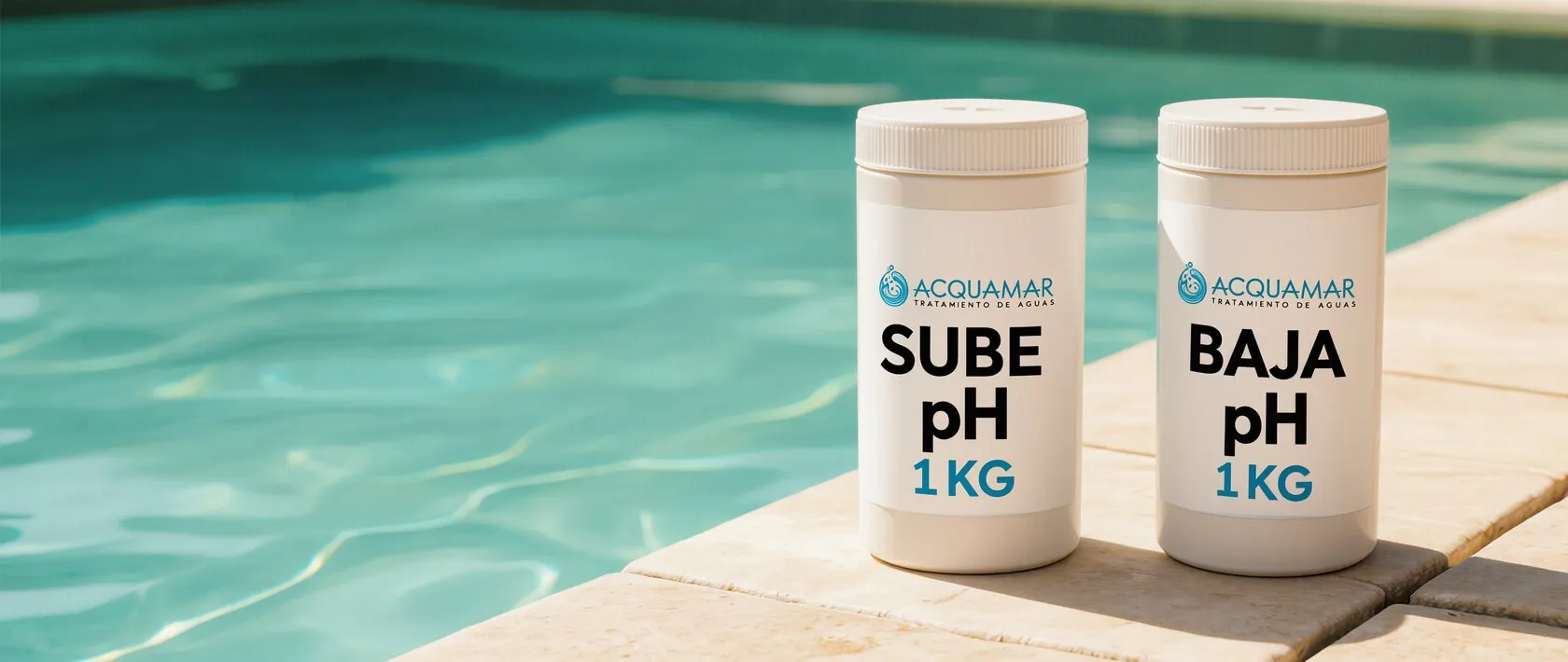 Envases de sube pH y baja pH de 1 kg al borde de una piscina (imagen referencial)